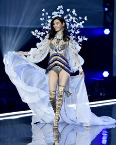 Ming+Xi+2017+Victoria+Secret+Fashion+Show+TeoIibceZGYx.jpg