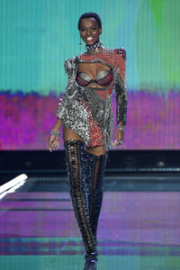 Herieth+Paul+2017+Victoria+Secret+Fashion+RWr_y9Pn5eZx.jpg