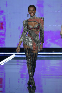 Herieth+Paul+2017+Victoria+Secret+Fashion+VMZsatApeAYx.jpg