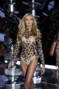 5a142beb3d623_RomeeStrijd2017VictoriaSecretFashionB_hD6H_6B5Ix.thumb.jpg.782a259b7851421296d25411b2415051.jpg