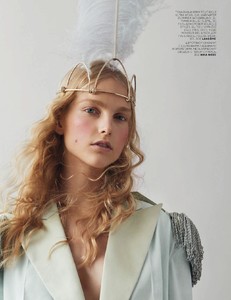Vogue 12 2017-page-016.jpg