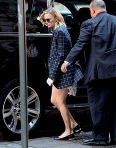 Margot-Robbie - Leaving-a-restaurant-in-Tribeca--03.jpg