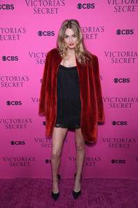 5a1e4c88633c6_VictoriaSecretAngelsGatherWatch2017Victoriaj4DyvnJ39wIx.thumb.jpg.ac04fdc4d00d5cfcd2ce2dade7d06629.jpg