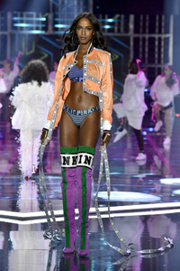 Leila+Nda+2017+Victoria+Secret+Fashion+Show+6boyw0c55tVx.jpg