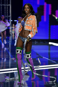Leila+Nda+2017+Victoria+Secret+Fashion+Show+elXGu-Wv2Xdx.jpg