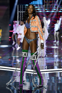 Leila+Nda+2017+Victoria+Secret+Fashion+Show+OOh-NvX-sXpx.jpg