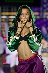 Lameka+Fox+2017+Victoria+Secret+Fashion+Show+eBQcRH0uu0Zx.jpg