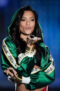 Lameka+Fox+2017+Victoria+Secret+Fashion+Show+EcThL5MNxJ_x.jpg
