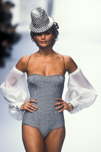 6_christian-dior-ss-1995-7_html.thumb.JPEG.2546740b6a0b77f71694a971ea31990f.JPEG