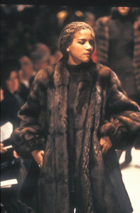6_fendi-fw-1988-1_html.thumb.JPEG.ff939cca1b51aef9f681e773cf77f44c.JPEG