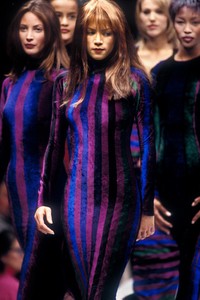 6_versace-fw-1993-7_html.thumb.JPEG.ac966c4dfe4b80e20382c5ae413951fa.JPEG