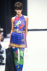 6_versace-ss-1991-16_html.thumb.JPEG.7773c4b9e3c0024fd2b3ba16734eb7ca.JPEG