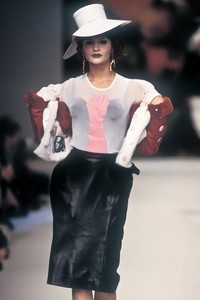 6_vivenne-westwood-fw-1995-7_html.thumb.JPEG.3e9be8e3da23eb4fca4093b69dbfec3c.JPEG