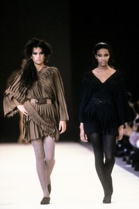 7_issey-miyake-fw-1988-1_html.thumb.JPEG.69d0653d7b058ad7945fd5f01b8c3d8b.JPEG