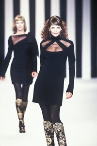 7_valentino-fw-1994-8_html.thumb.JPEG.e39228f91a3bc6d3b6d7295cc4c27e91.JPEG