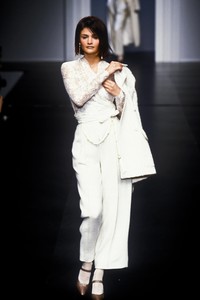 7_valentino-fw-1995-8_html.thumb.JPEG.d6092561b1880594cf6f410dd6e36e8f.JPEG