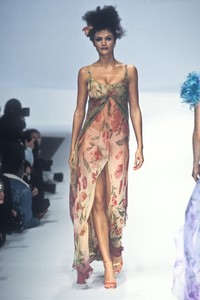 7_valentino-ss-1997-8_html.thumb.JPEG.44701e940067208fd44261937a38fdca.JPEG