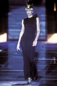 7_versace-fw-1993-8_html.thumb.JPEG.831a9ce5f19c2962cf80f6bc75a6178c.JPEG