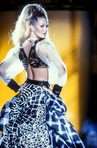 7_versace-hc-fw-1992-16_html.thumb.JPEG.7326b8e074971c6313c1dcd9431a1235.JPEG