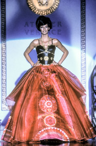 7_versace-hc-fw-1992-8_html.thumb.JPEG.420732b87568fca18330c3744383387b.JPEG