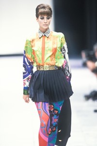 7_versace-ss-1991-17_html.thumb.JPEG.79e435b76593c2645e5701ff73b8b452.JPEG