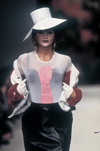 7_vivenne-westwood-fw-1995-8_html.thumb.JPEG.e2616ebde186152a72801b8365d641c9.JPEG