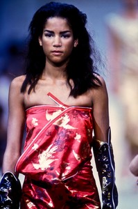 8_comme-des-garcons-ss-1992-1_html.thumb.JPEG.c96a6e939957ee6c5c3ada6718679a70.JPEG