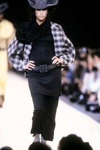 8_issey-miyake-fw-1988-2_html.thumb.JPEG.a9c620c3e08a2b16902383407c16bebf.JPEG