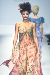 8_valentino-ss-1997-9_html.thumb.JPEG.9f777442e12bd64d6205fcfadbf164fa.JPEG