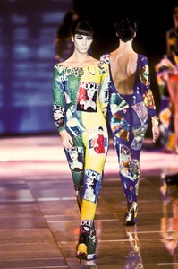 8_versace-ss-1991-18_html.thumb.JPEG.43f4ff6ed905ab11e598f2129a4fc825.JPEG