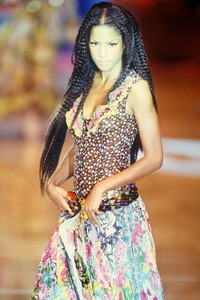 8_versace-ss-1993-9_html.thumb.JPEG.945cd928031ef4f20869da0e9535eb4e.JPEG
