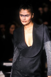 9_alexander-mcqueen-fw-1996-10_html.thumb.JPEG.a0c887686234f3bcd0ee5fae4499b236.JPEG