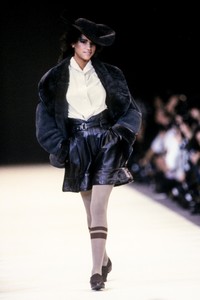 9_issey-miyake-fw-1988-3_html.thumb.JPEG.cac28f0b7cfd82bde625443e6df72b58.JPEG