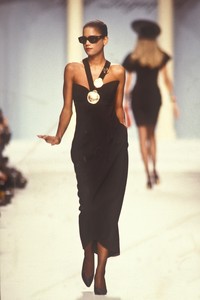 9_karl-lagerfeld-ss-1988-10_html.thumb.JPEG.8f64f9c826202a24d363c383a3c47a6d.JPEG