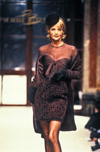 9_pierre-balmain-hc-fw-1994-10_html.thumb.JPEG.6f5e413a70121a81833e4c903dfc8f66.JPEG