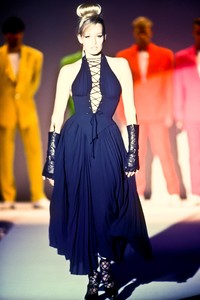 9_thierry-mugler-ss-1991-10_html.thumb.JPEG.631be02b127f8a98f83ff98966e9d4fb.JPEG