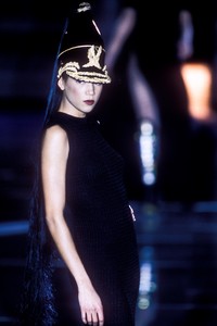 9_versace-fw-1993-10_html.thumb.JPEG.96654c2fae6976ba2450af6386a4a209.JPEG