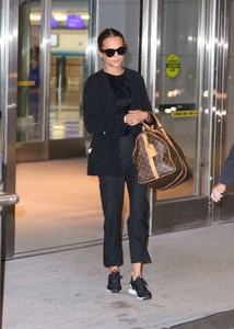 Alicia-Vikander--Arriving-at-JFK-Airport--02.thumb.jpg.fdcda4af96893c0aff0dea7b5a7dff23.jpg