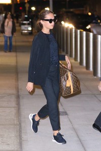 Alicia-Vikander--Arriving-at-JFK-Airport--04.thumb.jpg.ce9c5cfd9a28f923370793ca6751c03a.jpg