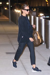 Alicia-Vikander--Arriving-at-JFK-Airport--05.thumb.jpg.b41ab0d0e4df539c615c24a3285376d9.jpg