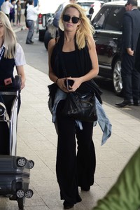 Anna-Camp-in-Black-at-the-airport-in-Sydney--01.jpg
