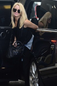 Anna-Camp-in-Black-at-the-airport-in-Sydney--02.jpg