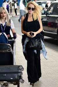 Anna-Camp-in-Black-at-the-airport-in-Sydney--04.jpg