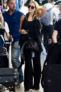 Anna-Camp-in-Black-at-the-airport-in-Sydney--06.jpg