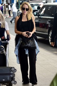 Anna-Camp-in-Black-at-the-airport-in-Sydney--07.jpg