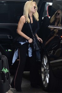 Anna-Camp-in-Black-at-the-airport-in-Sydney--08.jpg