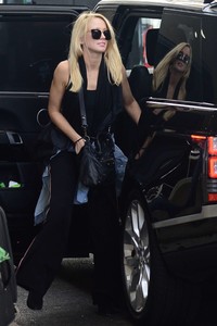 Anna-Camp-in-Black-at-the-airport-in-Sydney--09.jpg