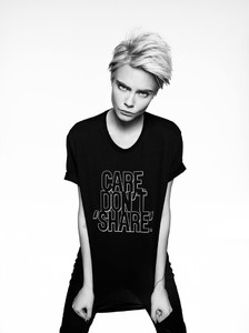 Cara-Delevingne-Armani-Exhange-T-Shirt-Campaign03.thumb.jpg.74d5788c92cde2a25a3c1f6a8807ef22.jpg