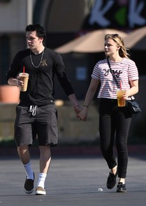 Chloe-Moretz-with-Brooklyn-Beckham-gabbing-iced-coffees--02.jpg