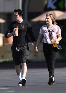 Chloe-Moretz-with-Brooklyn-Beckham-gabbing-iced-coffees--03.jpg